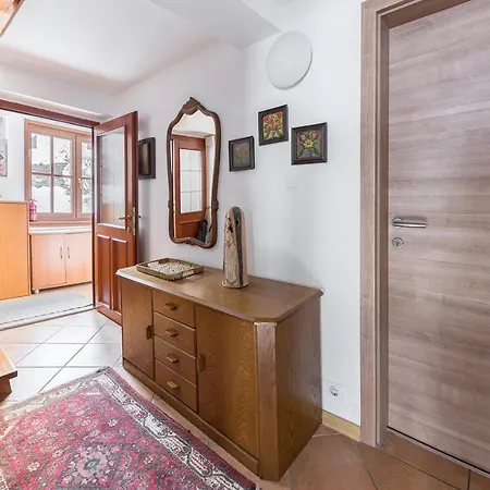 Hisa Nasproti Sonca Kranjska Gora