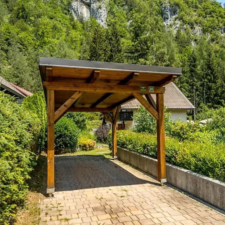 Hisa Nasproti Sonca Casa vacanze