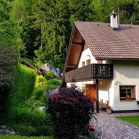 Hisa Nasproti Sonca Kranjska Gora